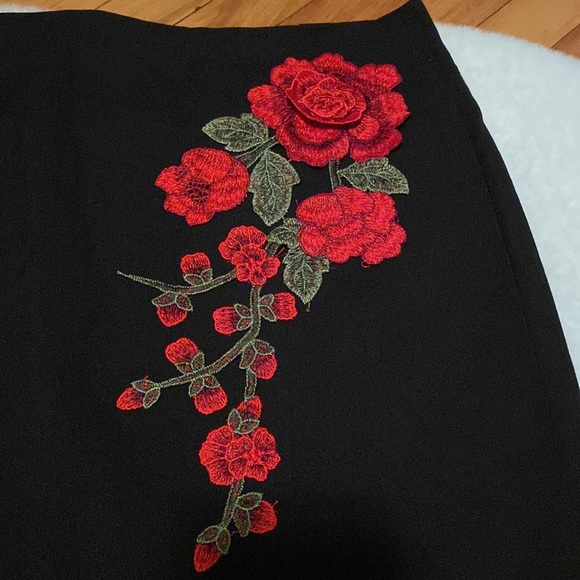 Beautiful Embroidered Pencil Skirt - Picture 2 of 5